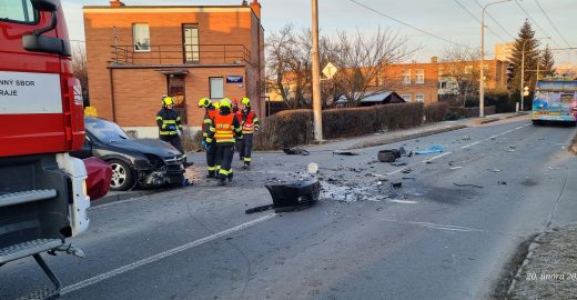 Osobní vůz narazil do trolejbusu. Vozidla MHD jezdila odklonem